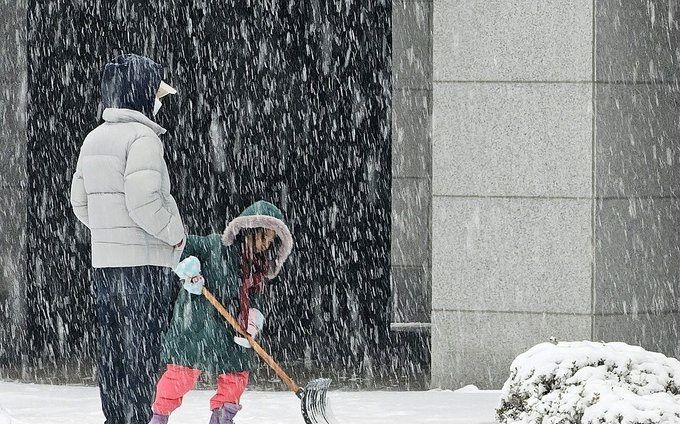Столицата на Южна Корея Сеул беше покрита със сняг в