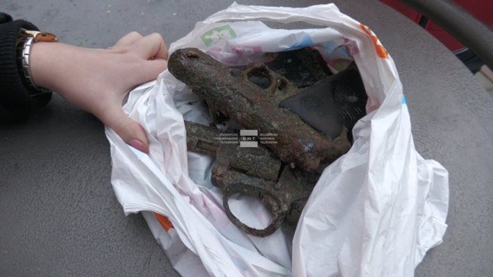 Едното от откритите от водолази оръжия на дъното на Бургаския