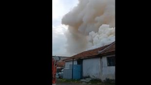 Голям пожар избухна в автосервиз в Бургас Гъст бял дим