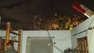 Торнадо унищожи дома на семейство в атинското предградие Вари За