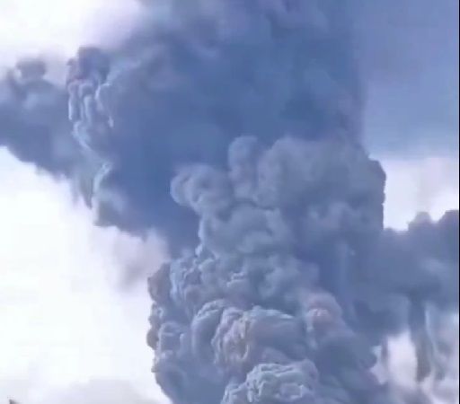 Снимка: Вулканът Ибу отново изригна, хвърли пепел на 2 км височина