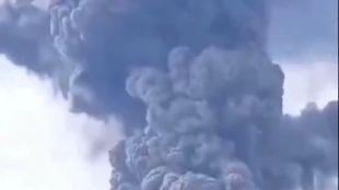 Индонезийският вулкан Мерапи в Западна Суматра е започнал да изхвърля