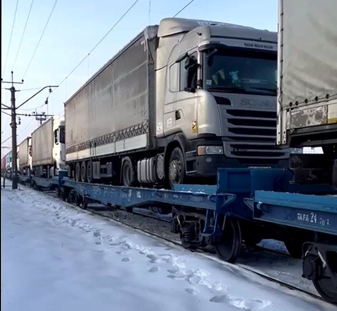  Украйна транспортира първите камиони до Полша с влак, заобикаляйки блокадата