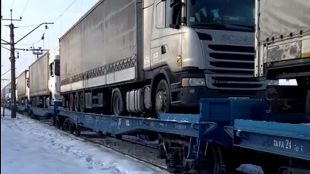  Украйна транспортира първите камиони до Полша с влак заобикаляйки блокадата