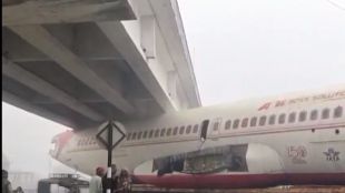 Видео в социалните мрежи показва как самолет се е заклещил