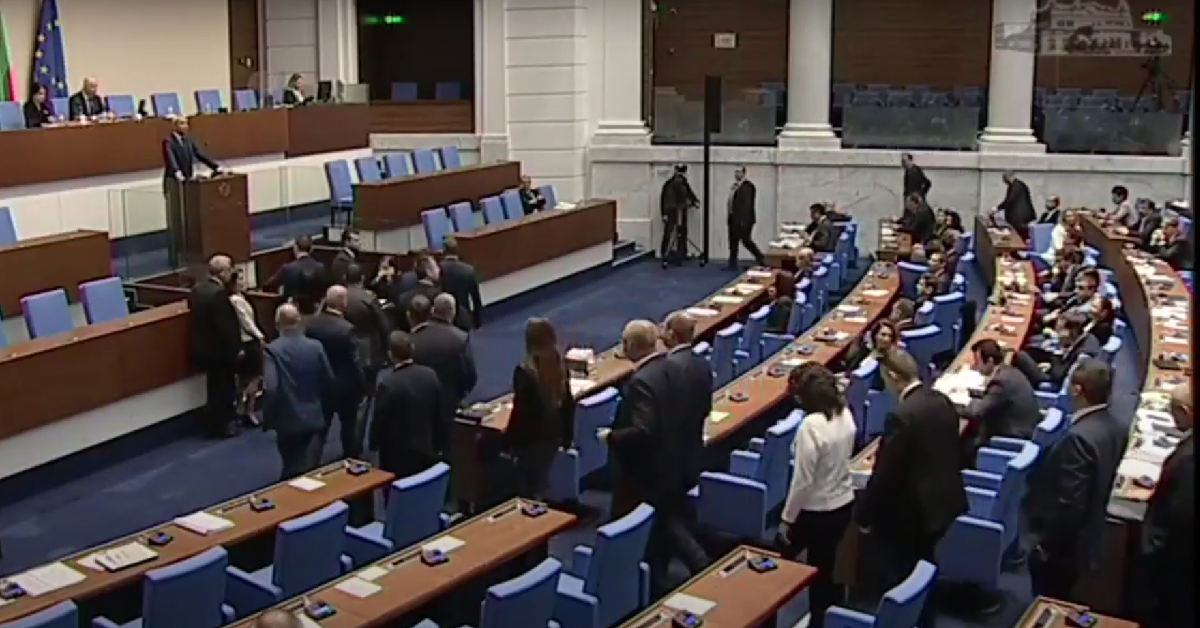 Заседанието на парламента днес се провали заради протест в пленарната