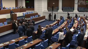 Заседанието на парламента днес се провали заради протест в пленарната