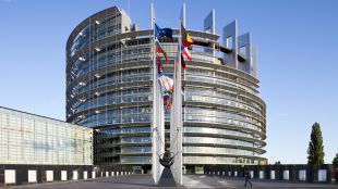 Обискират офиси в Европарламента по разследване за руска намеса