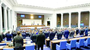 Властта в парламента заговори за пълен мандат след като смяната