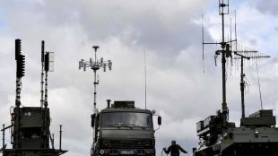 Москва заглушава сателитите на ПентагонаРакети Кинжал удариха военни заводиБойци на