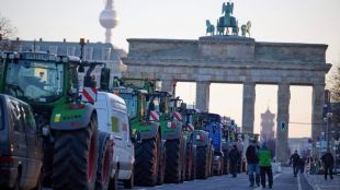 Фермери със селскостопанска техника отново блокираха центъра на Берлин  По