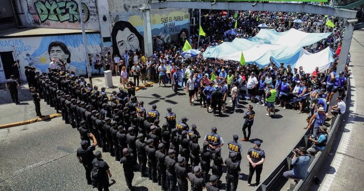 Реформите му взривиха недоволствоПрофсъюз поведе 12-часова стачкаДесетки хиляди аржентинци излязоха