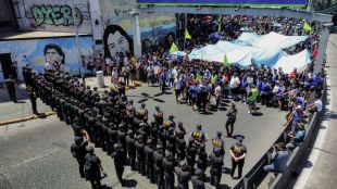 Реформите му взривиха недоволствоПрофсъюз поведе 12 часова стачкаДесетки хиляди аржентинци излязоха