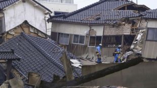 Най малко 73 души са загинали при мощното земетресение което разтърси