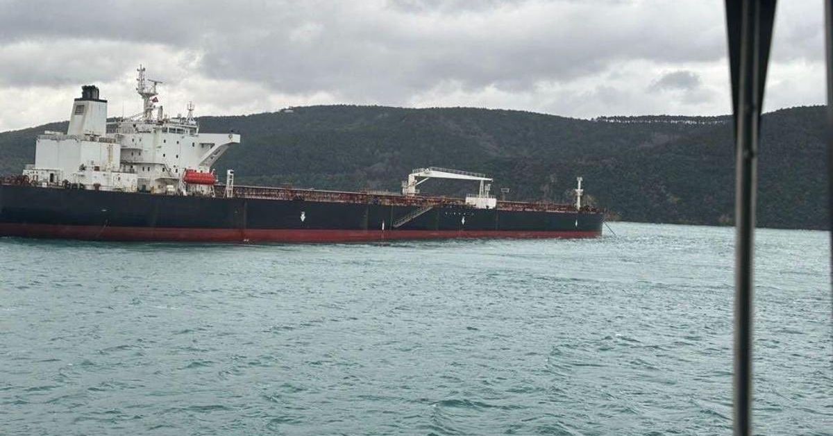 Движението през пролива Босфор е спряно заради повреда на петролен