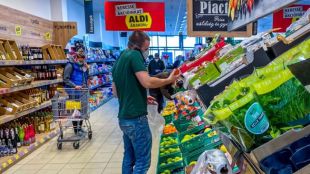 От март унгарското правителство ще задължи големите търговци на храни