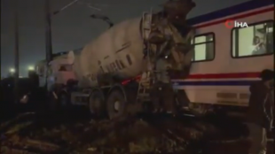 Камион бетонобъркачка се е сблъскал с нощния пътническия влак пътуващ снощи