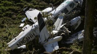 Седем души загинаха след като малкият самолет с който са