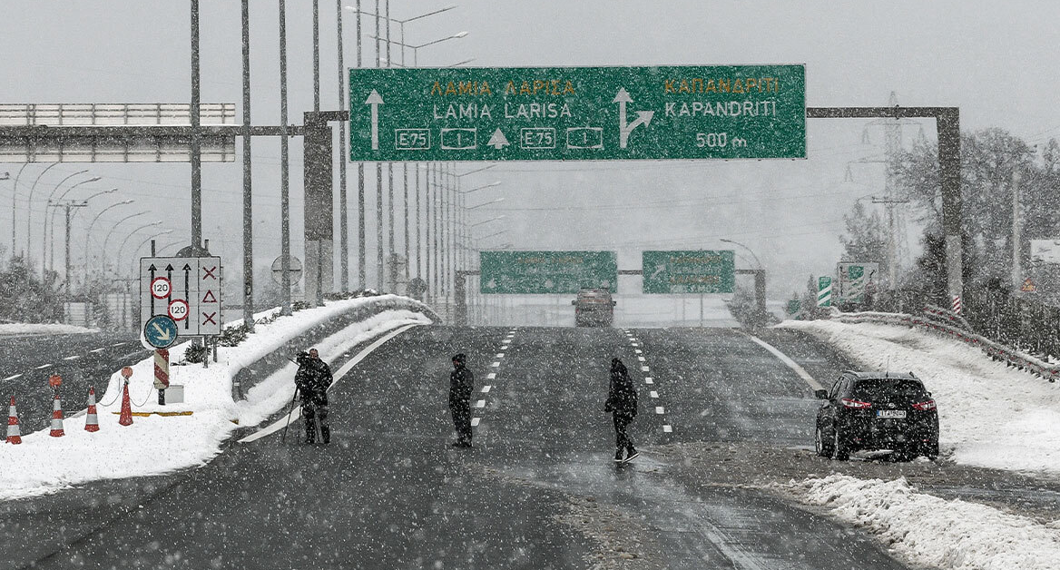 Лошото време Авги удари Гърция със силен снеговалеж и бурни