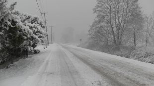 Снежна покривка натрупа тази сутрин на ключови места в страната