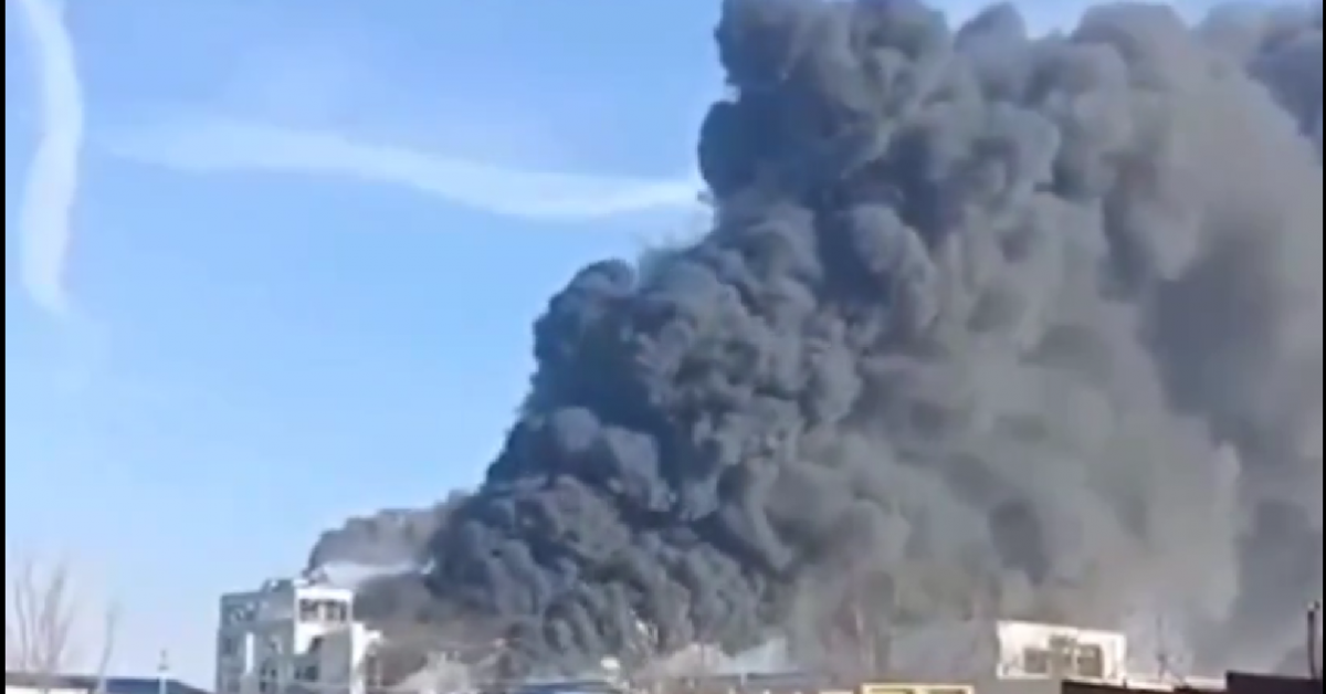 Десетима души са ранени при експлозия и последвал пожар в