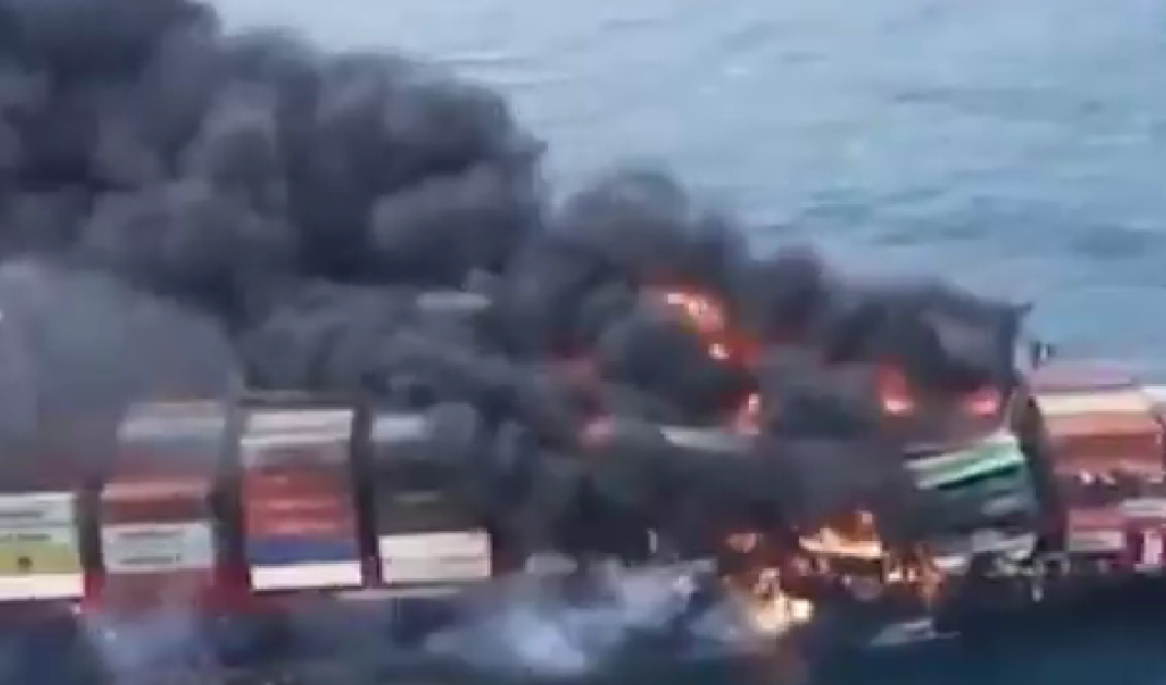 Товарен кораб е ударен от ракета близо до Йемен, той