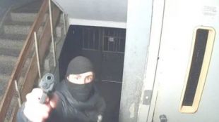 Полицаи от СДВР задържаха 28 годишен мъж за нахлуването с маски