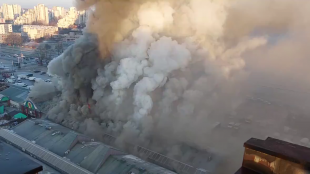 Голям пожар е избухнал в търговски център в Белград съобщава