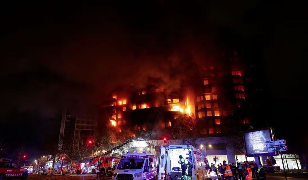 Огънят опустоши 14-етажна жилищна сградаНай-малко четирима души загинаха, 15 бяха