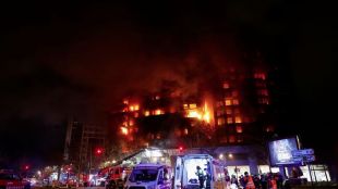 Огънят опустоши 14 етажна жилищна сградаНай малко четирима души загинаха 15 бяха