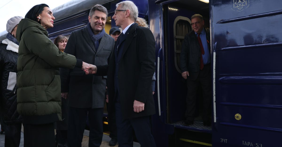 Премиерът Николай Денков пристигна с влак на посещение в Украйна.