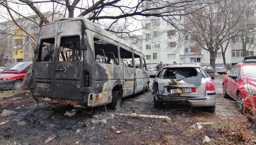Няколко леки коли са горели тази нощ в Пловдив. Подозира