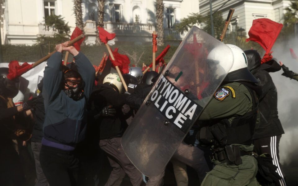 Гръцката полиция използва днес сълзотворен газ и шокови гранати на