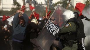 Гръцката полиция използва днес сълзотворен газ и шокови гранати на