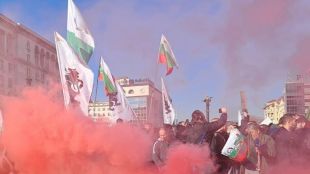 В четвъртък 2000 българи на площада пред Конституционния съд се