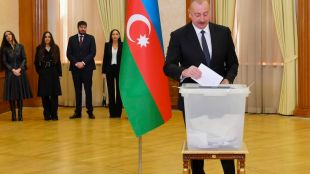 Президентът на Азербайджан Илхам Алиев печели убедително произведените днес предсрочни