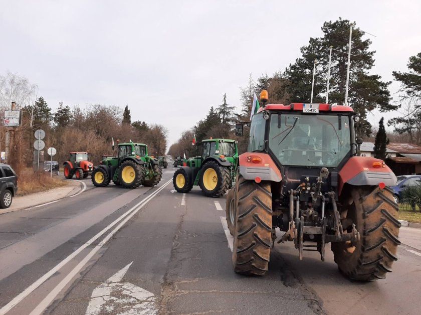 Протестиращите земеделци затвориха автомагистрала Тракия в района на Стара Загора,
