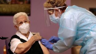 Арачели Идалго първият човек получил ваксината срещу COVID 19 в Испания
