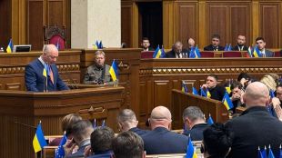 Украински депутати разпънаха българския флаг в РадатаПредседателят на парламента Росен