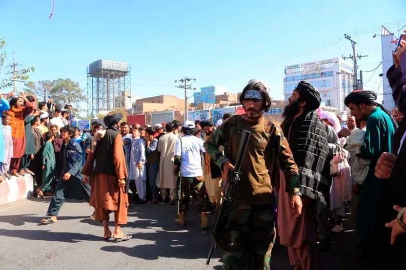 Снимка: Талибаните екзекутираха публично двама души на футболен стадион
