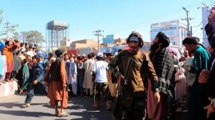 Талибаните публично екзекутираха двама души осъдени за убийство на футболен