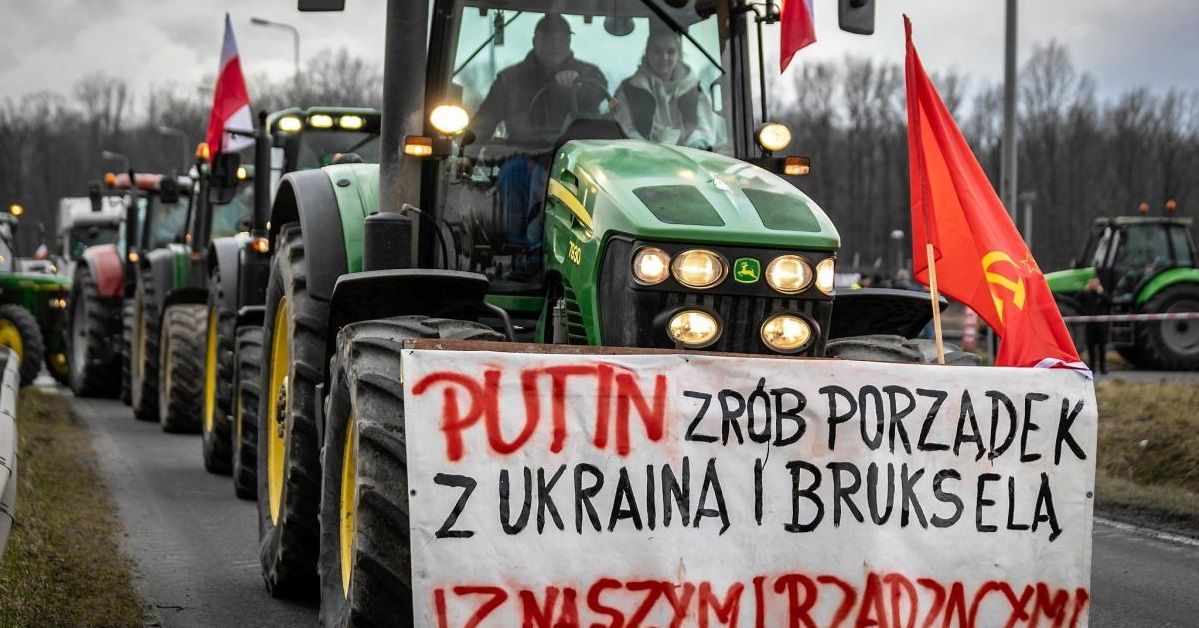 Транспарант с надпис Путин, разправи се с Украйна, Брюксел и