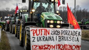 Транспарант с надпис Путин разправи се с Украйна Брюксел и