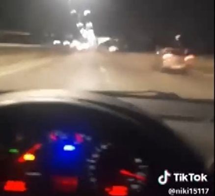 Видеоклип, показващ таблото на автомобил и скоростомер с 260 км