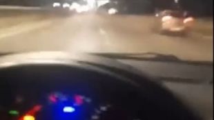 Видеоклип показващ таблото на автомобил и скоростомер с 260 км