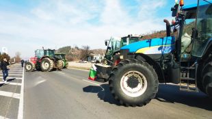 Две фермерски асоциации продължават протестните действия въпреки постигнатото споразумение между