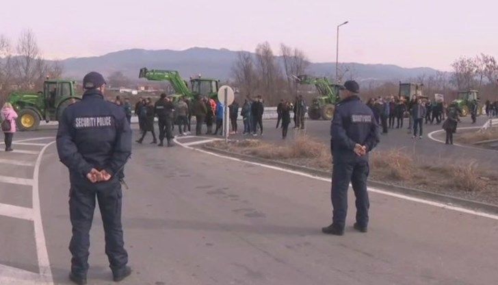 Втори ден протестират и земеделските производители от Благоевградско. Тази сутрин