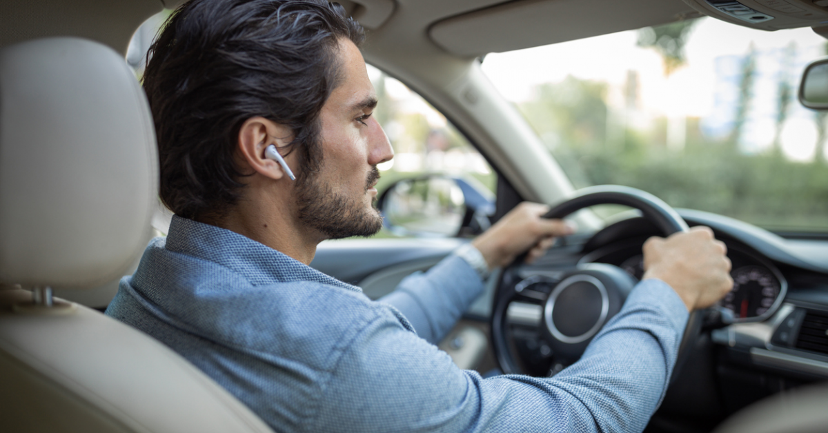 Слушането на музика по време на шофиране със слушалки е