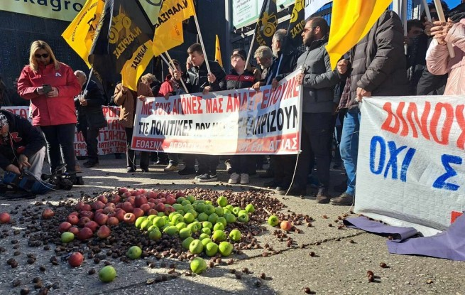Фермерите от Тесалия изхвърлиха продукция си - кестени и ябълки