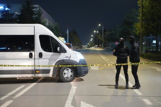 Заложниците във фабрика източно от Истанбул са взети от двама
